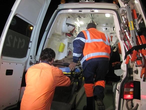 Accident de muncă înfiorător la o fabrică din Baia: Un șef de tură a încercat să deblocheze o bandă și și-a prins capul în utilaj